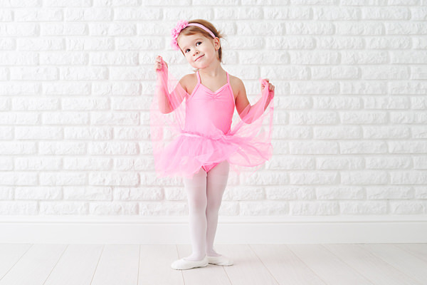 kleines Mädchen im rose Ballerina Kleid beim tanzen
